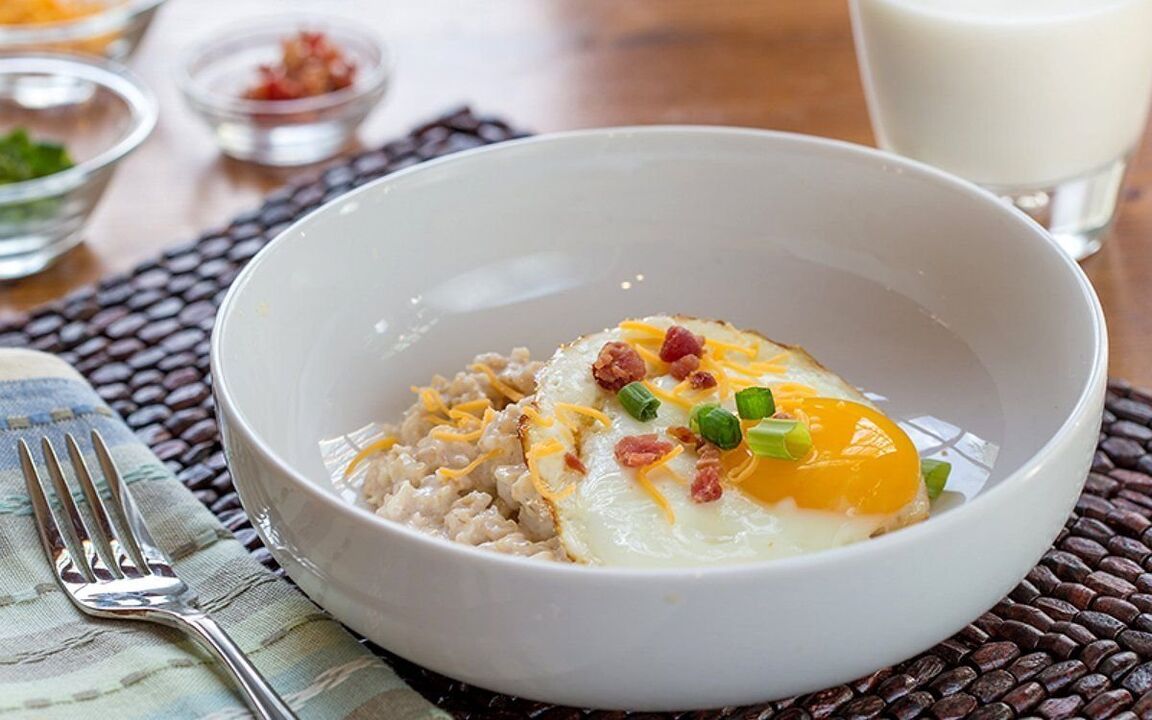 Płatki owsiane na wodzie i jajecznica – doskonałe śniadanie na cukrzycę
