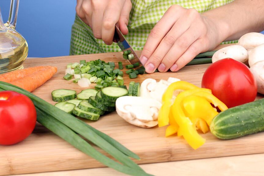 Przygotowanie sałatki warzywnej na etap „Rejsu diety Dukana
