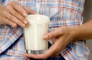 Dziewczyna traci wagę na kefirze